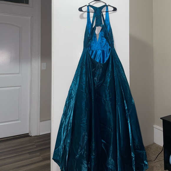 size 16 , open back and pockets on the side . Tight on top loose on bottom - Picture 1 of 5